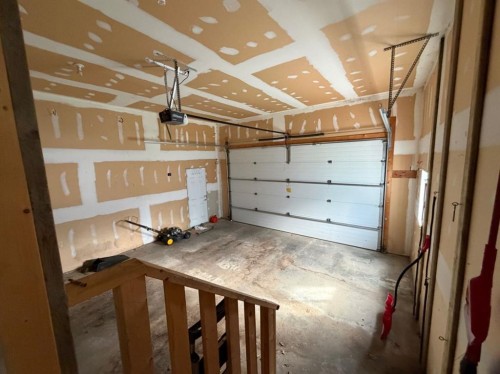 42 A Red Deer Avenue, Drumheller, AB - Indoor Photo Showing Garage