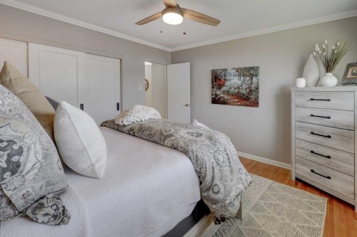 809 Riverside Drive East, Drumheller, AB - Indoor Photo Showing Bedroom