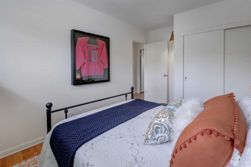 809 Riverside Drive East, Drumheller, AB - Indoor Photo Showing Bedroom