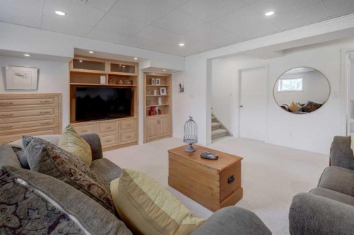 809 Riverside Drive East, Drumheller, AB - Indoor Photo Showing Living Room