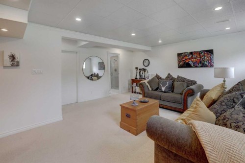 809 Riverside Drive East, Drumheller, AB - Indoor Photo Showing Living Room