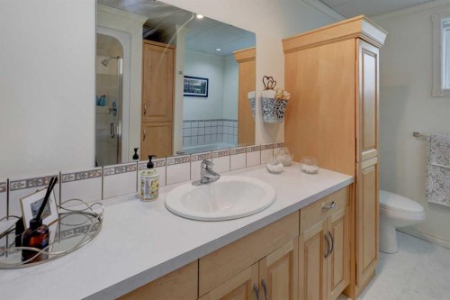 809 Riverside Drive East, Drumheller, AB - Indoor Photo Showing Bathroom