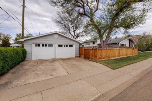 809 Riverside Drive East, Drumheller, AB - Outdoor
