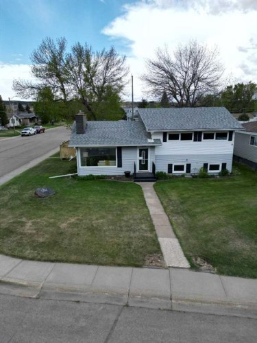 809 Riverside Drive East, Drumheller, AB - Outdoor With Facade