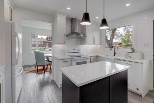 809 Riverside Drive East, Drumheller, AB - Indoor Photo Showing Kitchen