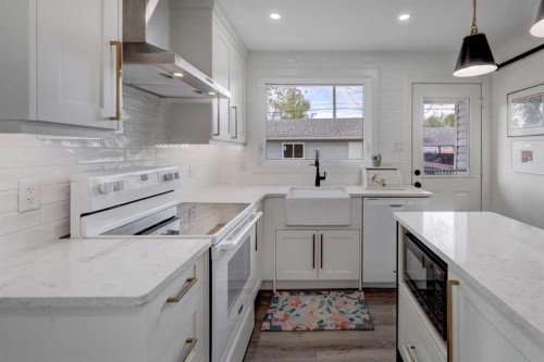 809 Riverside Drive East, Drumheller, AB - Indoor Photo Showing Kitchen
