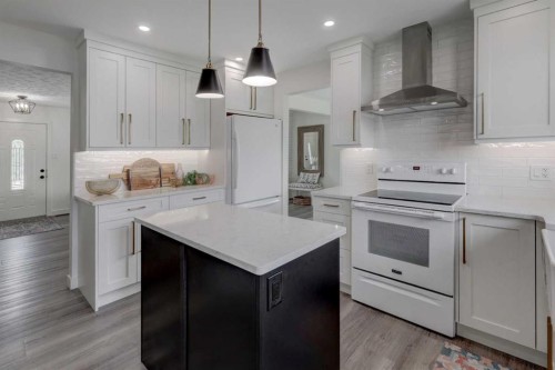809 Riverside Drive East, Drumheller, AB - Indoor Photo Showing Kitchen