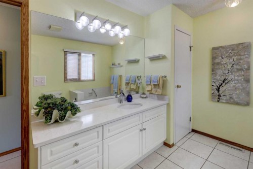 415 8 Street East, Drumheller, AB 