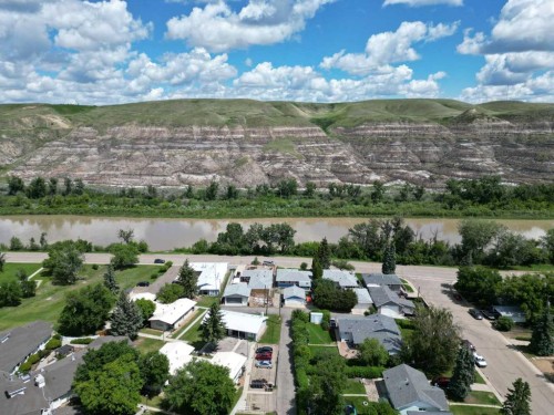 415 8 Street East, Drumheller, AB 