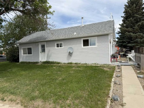 830 1 Avenue, Vauxhall, AB 