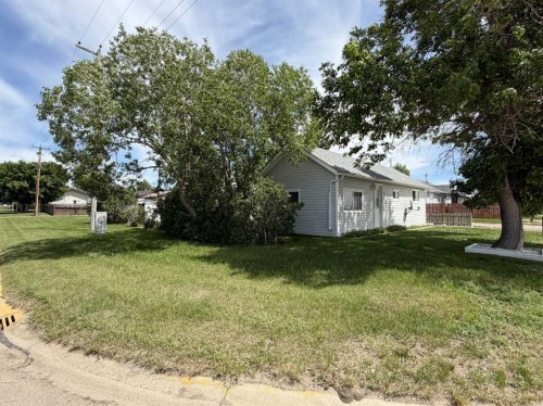 830 1 Avenue, Vauxhall, AB 