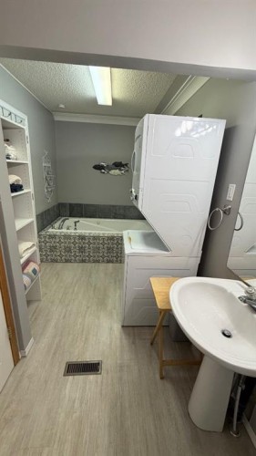 307 4 Avenue West, Hanna, AB 