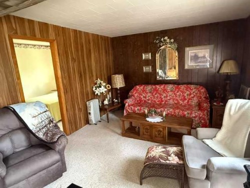 155 7 Street, Drumheller, AB - Indoor Photo Showing Living Room