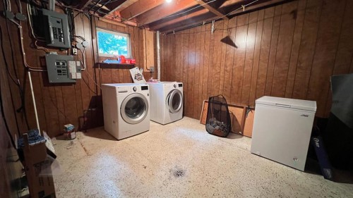 303 Nill Place, Hanna, AB - Indoor Photo Showing Laundry Room