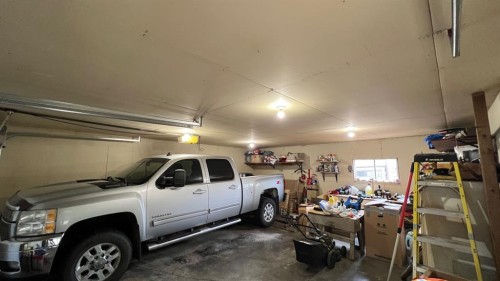 303 Nill Place, Hanna, AB - Indoor Photo Showing Garage