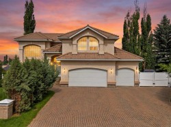 25 Ashmore Close Red Deer, AB T4R 2R7