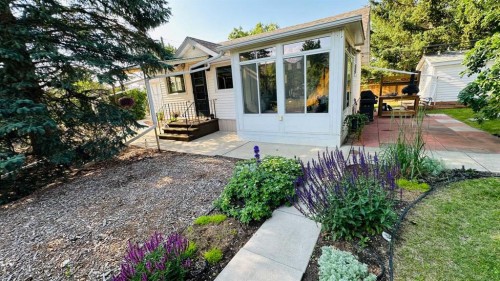 104 24 Street NW Street  Drumheller, AB T0J 0Y1