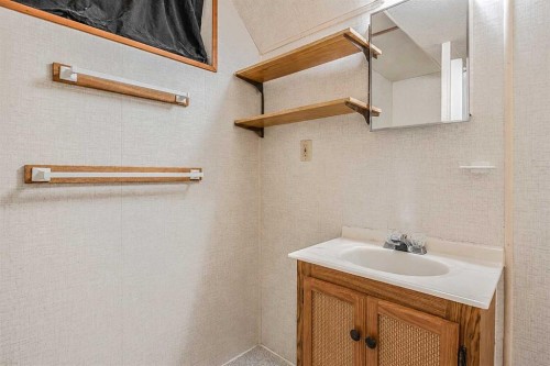 808 2 Avenue West, Brooks, AB 
