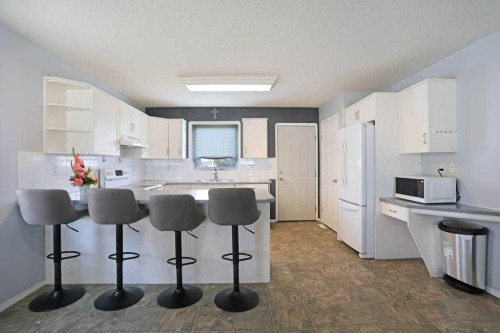 68 Upland Street, Brooks, AB - Indoor Photo Showing Kitchen