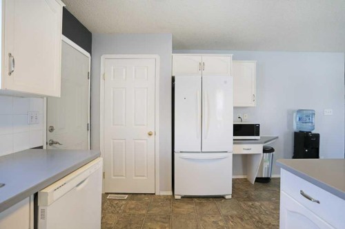 68 Upland Street, Brooks, AB - Indoor Photo Showing Kitchen