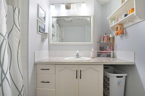 68 Upland Street, Brooks, AB - Indoor Photo Showing Bathroom