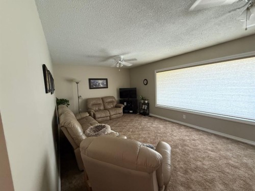 422 15 Street E, Drumheller, AB - Indoor Photo Showing Living Room