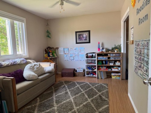 422 15 Street E, Drumheller, AB - Indoor Photo Showing Other Room