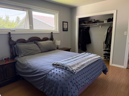 422 15 Street E, Drumheller, AB - Indoor Photo Showing Bedroom