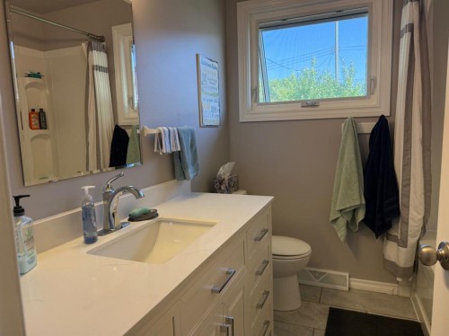 422 15 Street E, Drumheller, AB - Indoor Photo Showing Bathroom