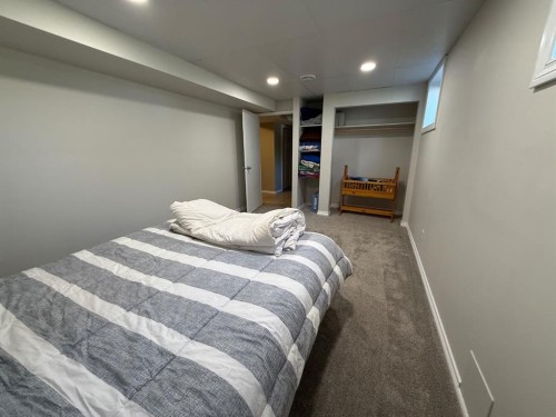 422 15 Street E, Drumheller, AB - Indoor Photo Showing Bedroom