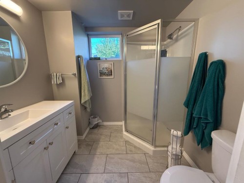 422 15 Street E, Drumheller, AB - Indoor Photo Showing Bathroom