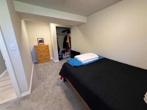 422 15 Street E, Drumheller, AB - Indoor Photo Showing Bedroom