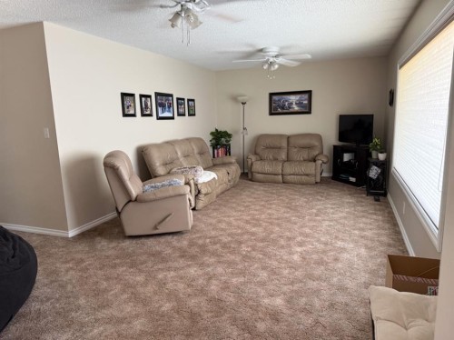 422 15 Street E, Drumheller, AB - Indoor Photo Showing Living Room