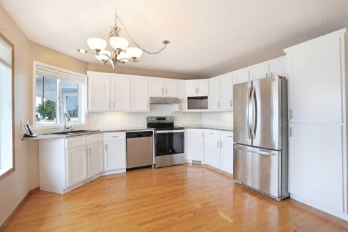 63 Lu-Dor Close East, Brooks, AB - Indoor Photo Showing Kitchen