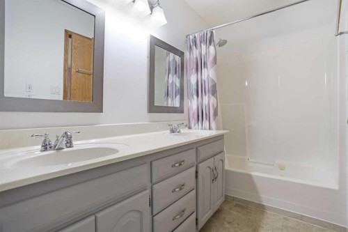 63 Lu-Dor Close East, Brooks, AB - Indoor Photo Showing Bathroom