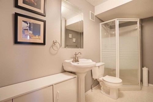 63 Lu-Dor Close East, Brooks, AB - Indoor Photo Showing Bathroom