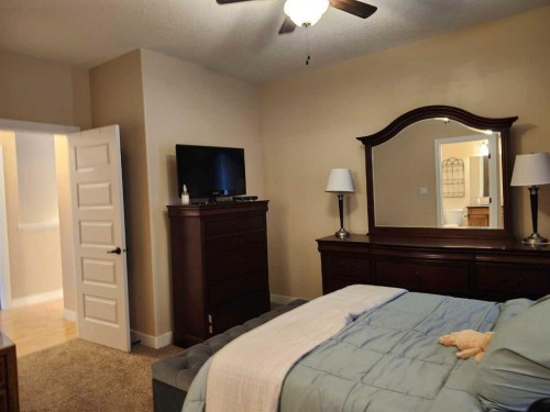 628 Bankview Drive, Drumheller, AB - Indoor Photo Showing Bedroom