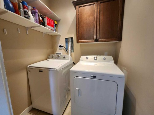 628 Bankview Drive, Drumheller, AB - Indoor Photo Showing Laundry Room