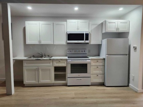 628 Bankview Drive, Drumheller, AB - Indoor Photo Showing Kitchen With Double Sink
