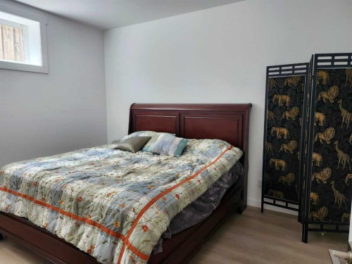 628 Bankview Drive, Drumheller, AB - Indoor Photo Showing Bedroom
