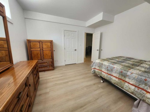 628 Bankview Drive, Drumheller, AB - Indoor Photo Showing Bedroom