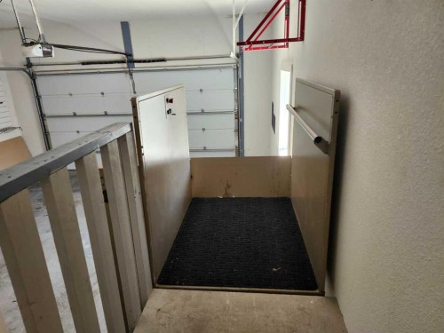628 Bankview Drive, Drumheller, AB - Indoor Photo Showing Garage