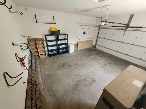 628 Bankview Drive, Drumheller, AB - Indoor Photo Showing Garage