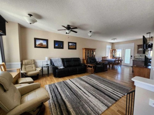 628 Bankview Drive, Drumheller, AB - Indoor Photo Showing Living Room