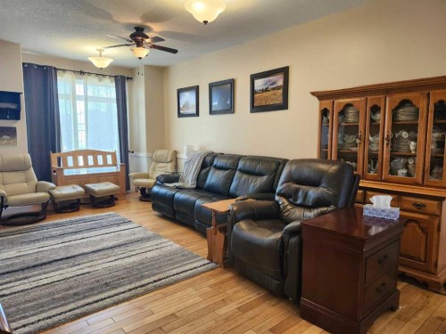 628 Bankview Drive, Drumheller, AB - Indoor Photo Showing Living Room