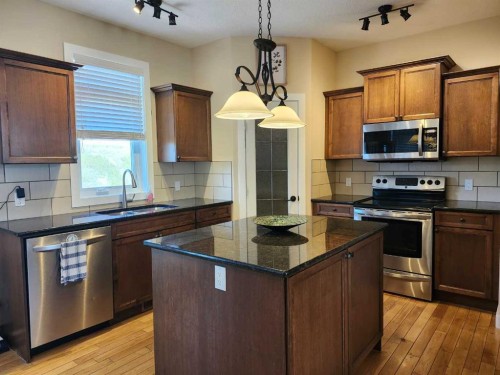 628 Bankview Drive, Drumheller, AB - Indoor Photo Showing Kitchen With Double Sink