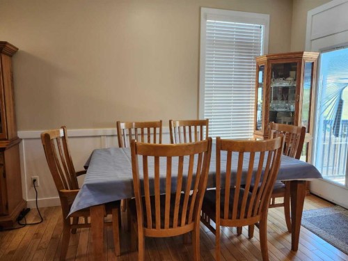 628 Bankview Drive, Drumheller, AB - Indoor Photo Showing Dining Room