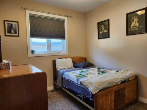 628 Bankview Drive, Drumheller, AB - Indoor Photo Showing Bedroom