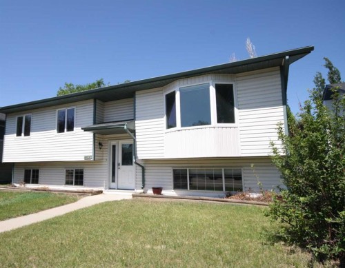 209 Strathaven Bay  Strathmore, AB T1P 1N4
