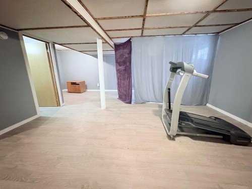 413 2 Avenue East, Oyen, AB - Indoor Photo Showing Gym Room